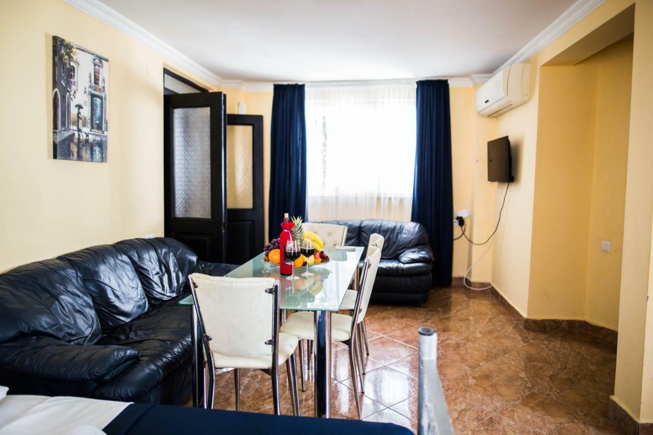 Central Apart-Hotel Batumi Exteriör bild